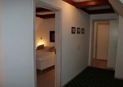 Værelsesgang i aftenlys