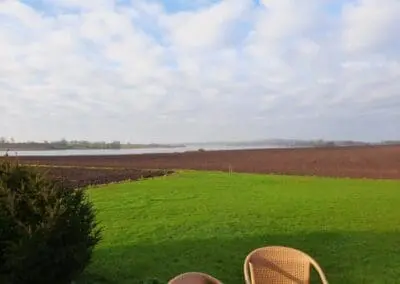 Udsigt fra sommerhus til de åbne vidder