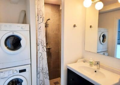 Badeværelse med vaskemaskine og tørretumbler