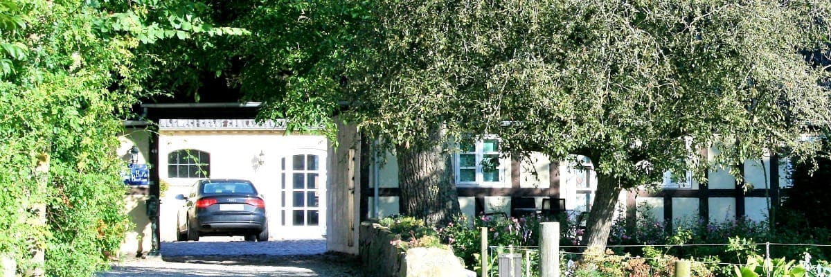Facade Indkørsel til Rødkærgård